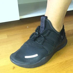 Skor - Helt nya svarta Nike skor Ordinarie pris: 700 kr