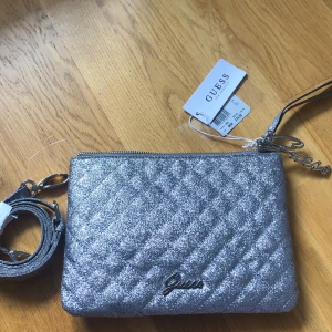Guess väska - Jätte fin glittrig silver väska helt ny, priset kan diskuteras  Ordinarie pris: 600kr