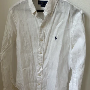 Ralph Lauren, Linneskjorta, Strl S - Fint skick. Strl S. Obs! Små fläckar från deodorant, men det går säkert bort med fläckborttagning.