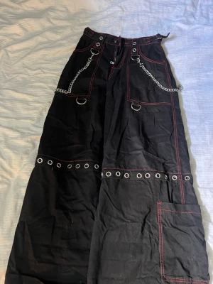 Tripp nyc liknande byxor - Byxor från märket widow i storlek xxs, sitter mer som xs/s. Är för långa för mig och är 152. Har bara använt några gånger så dom är i bra skick.går att göra till shorts. Nypris 650 säljer för 450. 