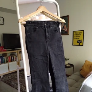 Black wide leg, boot-cut denim jeans. - Svarta, högmidjad boot-cut jeans i denim.  Byxorna är välanvända men i gott skick.