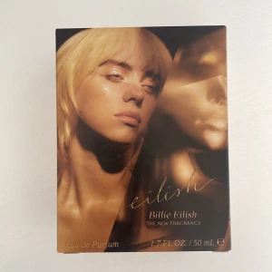 Eilish parfym - Fick två likadana parfymer i födelsedagspresent så jag säljer den ena. Den luktar fantastiskt och håller hela dagen! Har aldrig använts och jag har kvar både förpckning och omslag. Köparen står för frakten💕
