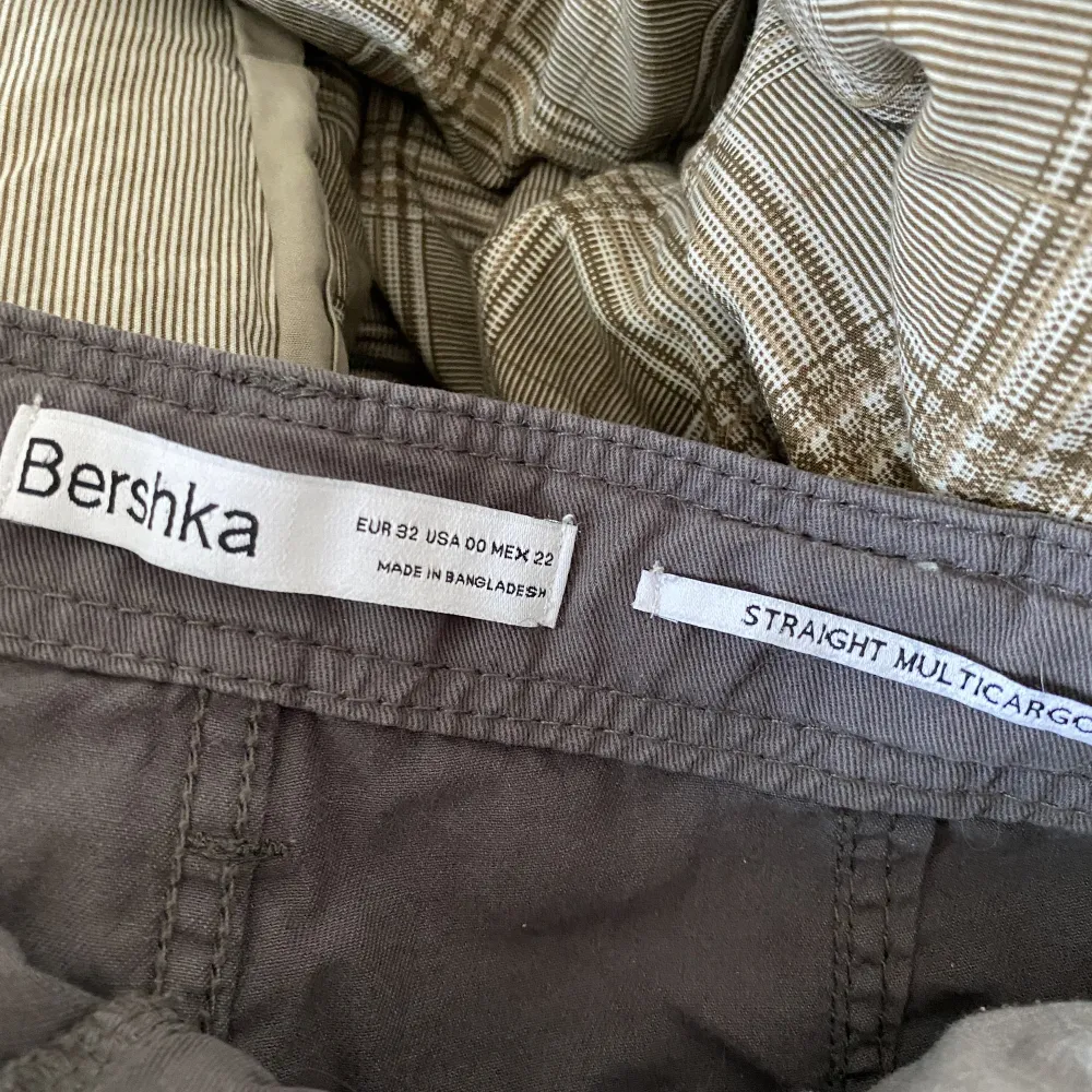 Mörk gråa cargo pants från bershka storlek xs. Behöver strykas 😅 . Jeans & Byxor.