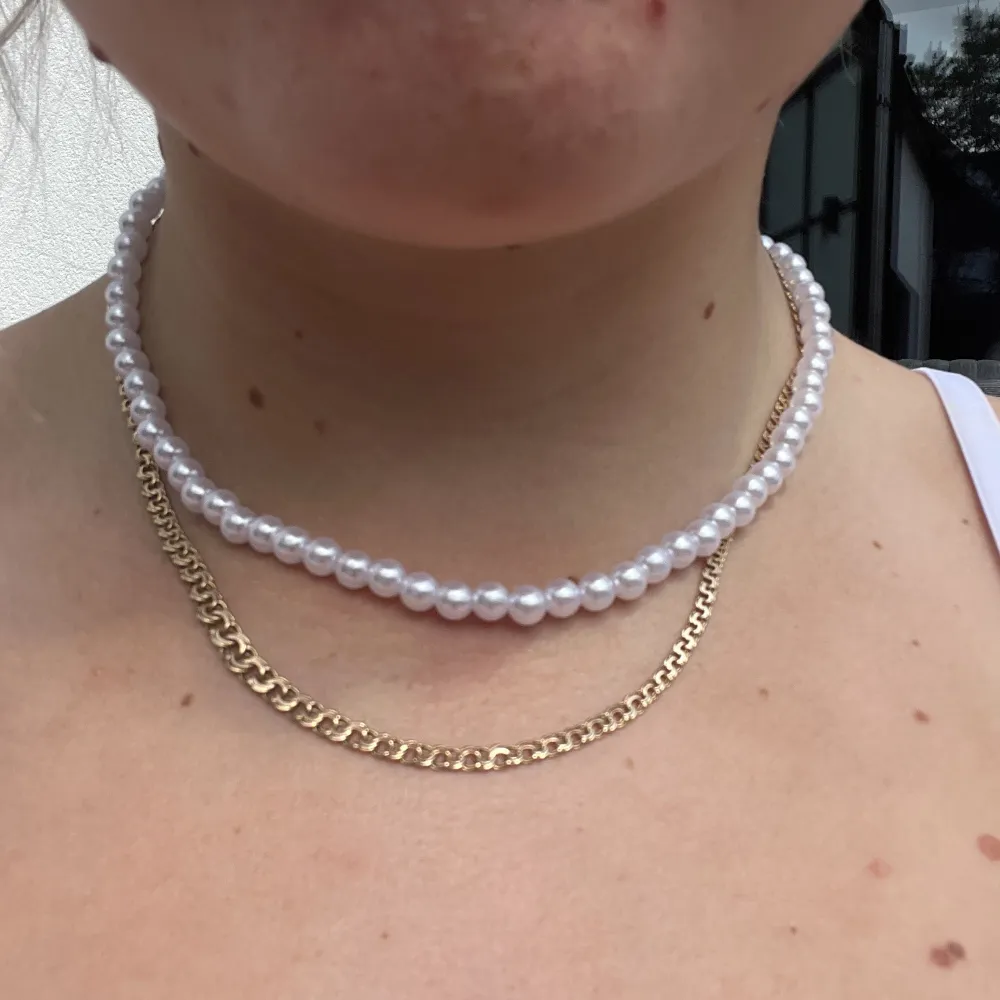 Super fint halsband. Cirka 40cm, tillkommer spänne och ringödlor så man justera det efter önskan. OBS frakt tillkommer på 15kr. Accessoarer.