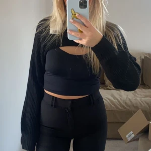 Tröja - Säljer den svarta stickade tröjan med långa armar, köparen står för frakten💕