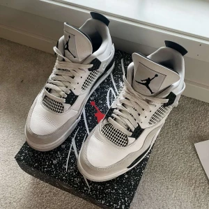 Air Jordan 4 Retro ’Military Black - Säljer Air Jordan 4’s Retro, färgen Military Black i storlek 41 för 3000kr + frakt. De är i bra skick och köpta på SolePlus för 5999kr. Pm för fler bilder och bild bevis att de är från SolePlus. 
