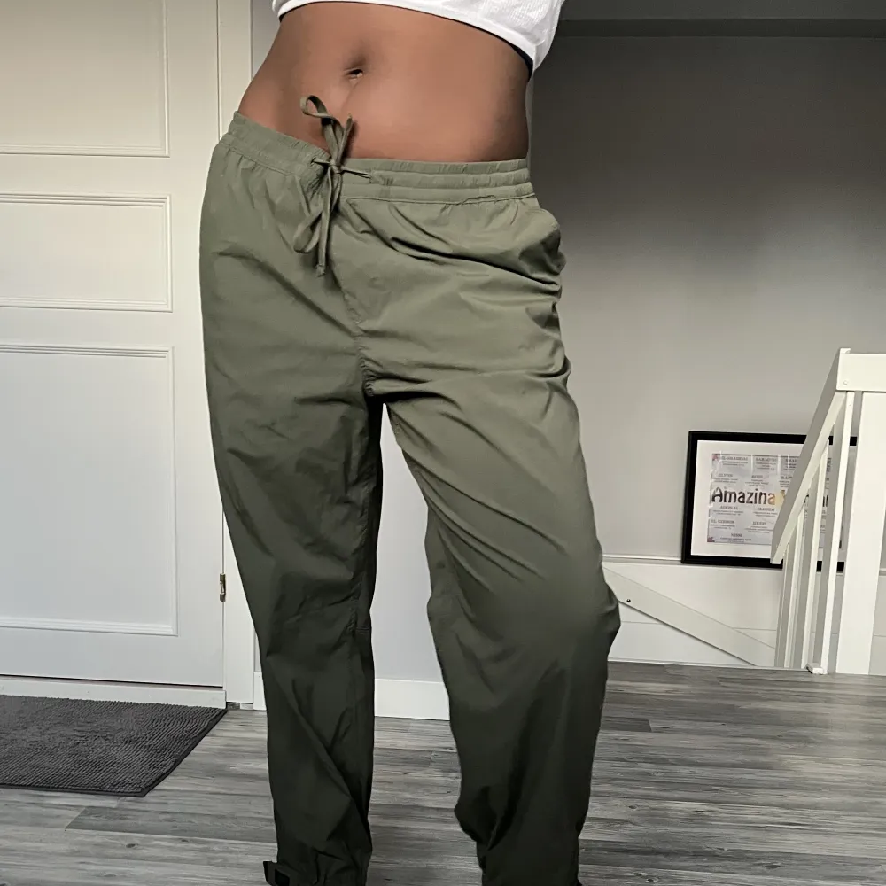 Oversized lågmidjade khaki byxor, super snygga och coola 😍. Jeans & Byxor.