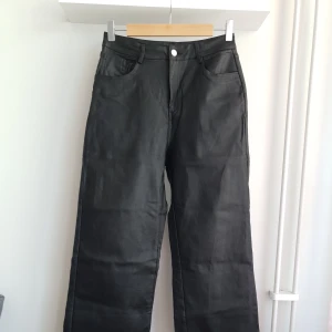 Byxor - Byxor i vidare modell i skinnimitation. Stretchigt och skönt material. Är något korta på mig som är 174 cm. Har aldrig blivit använda utan är enbart testade.