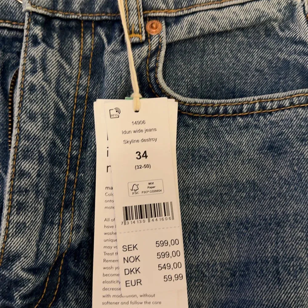Helt nya men va förstora för mig så säljer dom nu. Jeans & Byxor.