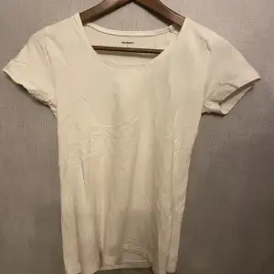 Enkel vit t-shirt, säljer pga har för många likadana. Från newbody så är i extremt skönt och mjukt material. Fint skick