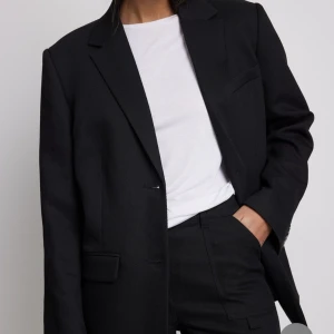 owersized blazer i twill - Säljer denna helt nya blazern från NA-KD, endast använd 1 gång då den inte kommer till användning.