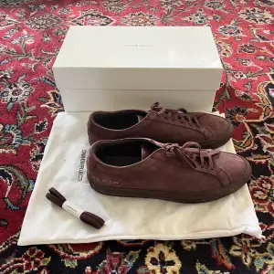 Hej Säljer mina sparsamt använda common projects i Storlek 42 då de endast tar plats i garderoben. Skulle säga att de sitter lite större.   Inköpta på NK för 3299kr Cond:8-9/10