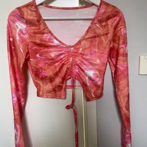 Topp - En topp från shein som va för liten på mig. Säljer billigt för att jag hoppas någon annan kommer få användning av den💕💕