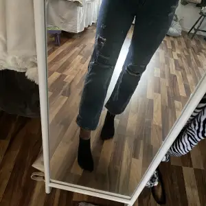 Zara jeans i strl 34, använda några gånger men har inga defekter. Säljer pågrund av att de är för små, känns som strl 32. Kontakta mig för fler bilder.