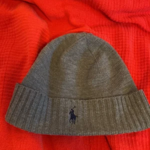 Grå Ralph lauren mössa  - Den är one size, Skicket är 10/10 som ny, Nypris 700 mitt pris 330👍