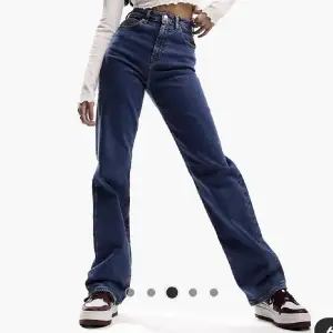 Säljer dessa snygga jeans i rak modell!! Köpta på ASOS och endast testade en gång. Säljer pga tyvärr för små för mig😩 Skulle säga att dem passar ungefär som S/M❤️‍🔥