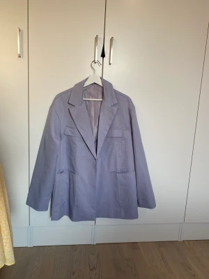 Lila Kostymset - Helt nytt kostymset i ljuslila. Lite tunnare material. Storlek S/M känns som 36/38