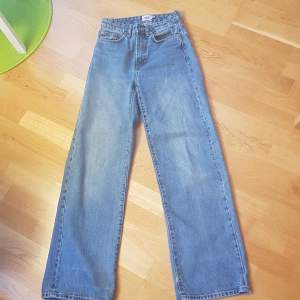 High waisted blue jeans, from 157