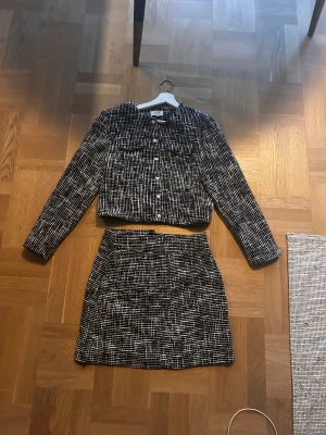 & other stories kjol och jacka  - Jättefin men tyvärr för stor för mig, helt ny 