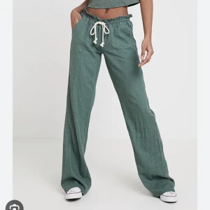 Roxy linne byxor  - Säljer mina gröna linnebyxor som knappt är använda! Köpta för 550kr🥰köp direkt 500kr