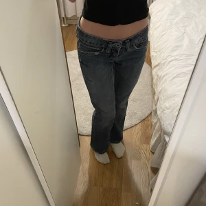 Lågmidjade jeans - Jag säljer dessa jättesnygga jeans som jag köpte på plick men som jag inte vart helt nöjd med. De är som i nyskick och har inga defekter💓