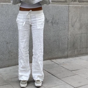 Alobha everyday linen pants - Säljer dessa sprillans nya alobha linnebyxorna från den nya kollektionen i storlek xs. De är helt oanvända och endast testade en gång, (tredje bilden). Säljer då de var en aning små för mig. Skriv privat om ni har frågor eller vill ha fler bilder! 