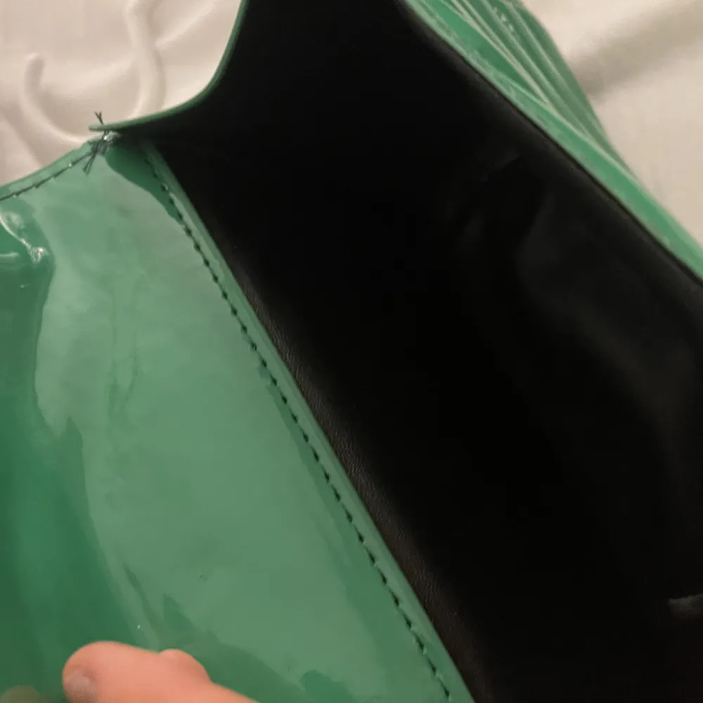 Säljer min gröna väska! Passar perfekt till sommarn 💚. Väskor.