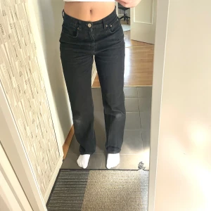 Jeans svarta - Superfina raka svarta jeans i bra skick från Gina tricot  Strl 36 men passar på mig som har 36-38 (s-m)