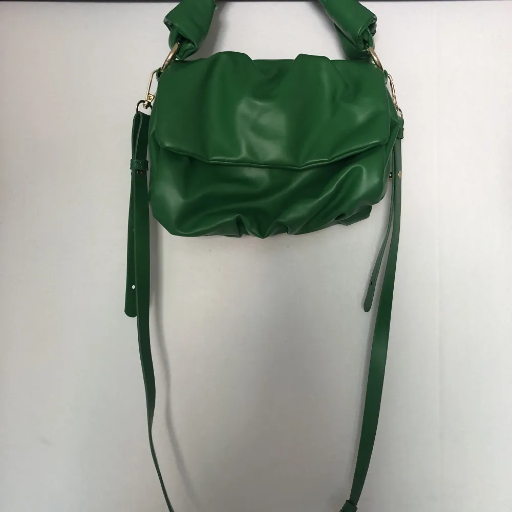 Super snygg grön väska som är använd vid något tillfälle förra sommaren ✨. Väskor.