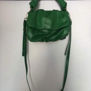 Super snygg grön väska som är använd vid något tillfälle förra sommaren ✨
