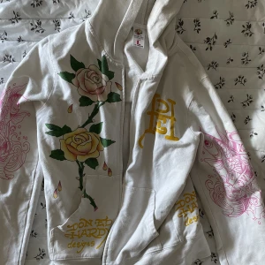 ed hardy zipup - en ed hardy hoodie med bra skick och coolt tryck. det står att den är L men passar bra till mig som är xs, buda gärna har inte bestämt pris än.😋🫰