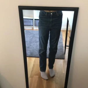Blåa jeans - Ett par super snygga blåa jeans från HM i strl 36. De är använda 7-10 gånger så tvättas såklart innan jag postar dem. Kostar 90 kr + frakt, dma vid intresse. Tryck inte på köp nu.