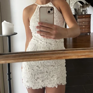 Klänning - Säljer en superfin klänning från Ginateicot som är perfekt till studenten. Den har inga täcken på användning. Det är strl 34 men jag får på mig den och jag har vanligtvis 36-38, den är däremot lite kort på mig och jag är 172cm lång. 💗