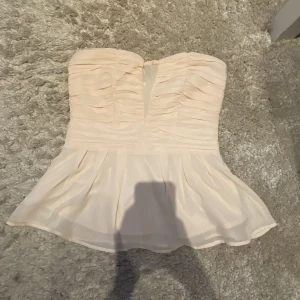 Söt sommartopp - Hur söt sommartopp som helst från Jeane Blush i storlek S men känns något större (M?). Säljer då den är för stor för mig. Skriv vid fler frågor 💞
