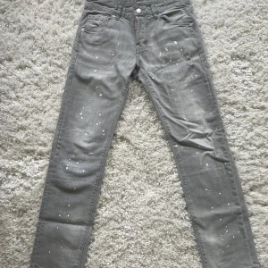 Dsquared2 jeans - Dsquared 2 jeans storlek 46 (motsvarar 30-31) Liten skada på baksidan (se bild 3)