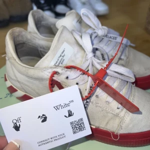 Off-White Sneakers - Inköpta på ABCD butiken i Göteborg.  Dustbag, äkthetsbevis och låda medföljer. 
