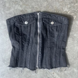 svart jeansekorsett! - säljer denna jättesnygga jeanskorsetten från zara som funkar perfekt både till fest och till vardags🥰annonsen finns tyvärr inte kvar på zaras hemsida men köpte den för cirka 350 kr! (dragkedjan var så när jag köpte den tyvärr men den funkar utmärkt ändå)