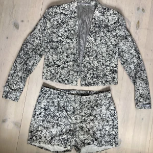 Kavaj och shorts set Tiger of Sweden - Somrigt fint set med kavaj och shorts från Tiger of Sweden med grå,grädd,antracit-mönster. Helt oanvänt. Lapp kvar. Kavaj i storlek 38 shorts i storlek 40.