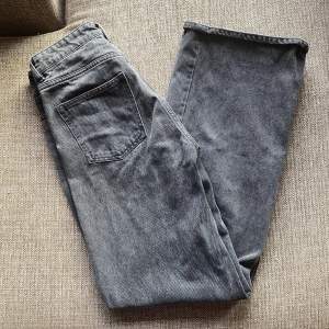 snygga baggy jeans som jag säljer då jag har alldeles för mycket jeans :-( köpta här på plick (dom två sista bilderna är lånade av förra ägaren) skriv så skickar jag måtten!