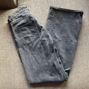 snygga baggy jeans som jag säljer då jag har alldeles för mycket jeans :-( köpta här på plick (dom två sista bilderna är lånade av förra ägaren) skriv så skickar jag måtten!
