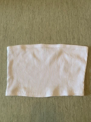 Bandeau topp - Bandeau topp från nakd Super fin Passar till allt Liten fläck på den men den syns knappt