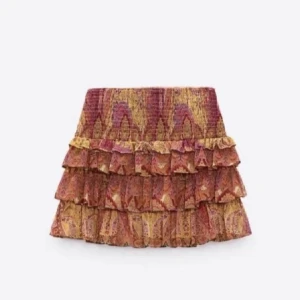 Zara kjol  - Säljer min zara kjol, den är sparsamt använd och har inga synliga täcken på användning. Kom privat för bilder!