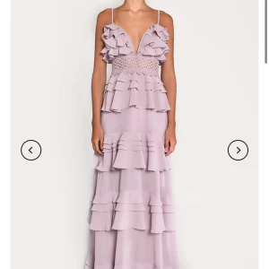 Balklänning - true decadence  - Intressekoll på denna super fina maxiklänningen från true decadence i storlek 36. Aldrig använd och är därför i nyskick! Nypris 1600kr, säljer för 1200kr😇Pris kan diskuteras! 