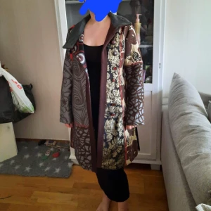 Desigual kappa - Så cool och unik Desigual kappa i strl 42, däremot liten i strl så passar 38/40 bättre. Sparsamt använd så väldigt fint skick. Säljs då den tyvärr inte kommer till användning. 