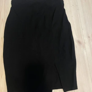 Kjol - Kjol med slits fram