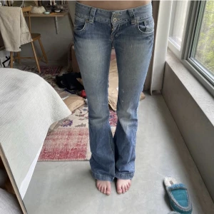 Lågmidjade bootcutjeans - Köpte dessa jeans på Plick nyss men de passade tyvärr inte så jag säljer dem vidare⭐️89 cm innerbenslängd (Förra ägarens bilder)