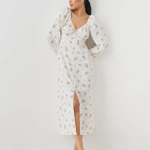 Klänning  - Säljer denna super fina klänning från Gina tricot då jag råkat köpa två av samma. Den är helt nu och oanvänd. Super fin till sommaren! Först till kvarn .