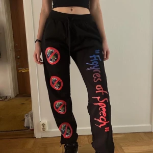 Virgil Abloh X Cali Dewitt Figures of speech sweatpants  - Black heavyweight Sweatpants collab Virgil Abloh X Cali Dewitt. Market pris 3,047kr  Säljer eftersom jag använder inte dem langre 