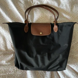 Longchamp väska - Köpt för 4500kr. Inga skador 
