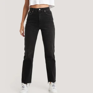 Svarta Jeans från NAKD - 🌸 "High Waist Raw Hem Straight Jeans" heter byxorna och är i storlek 32, säljer då dom är för små för mig ❤️ Dom är endast använda 2-3 gånger och kostar 549kr i orginalpris! :) 🤍 priset kan diskuteras!🛍️